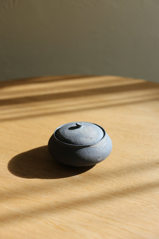 【鏡原愛莉 Airi Kagamihara】蓋物B Vessel with a lid