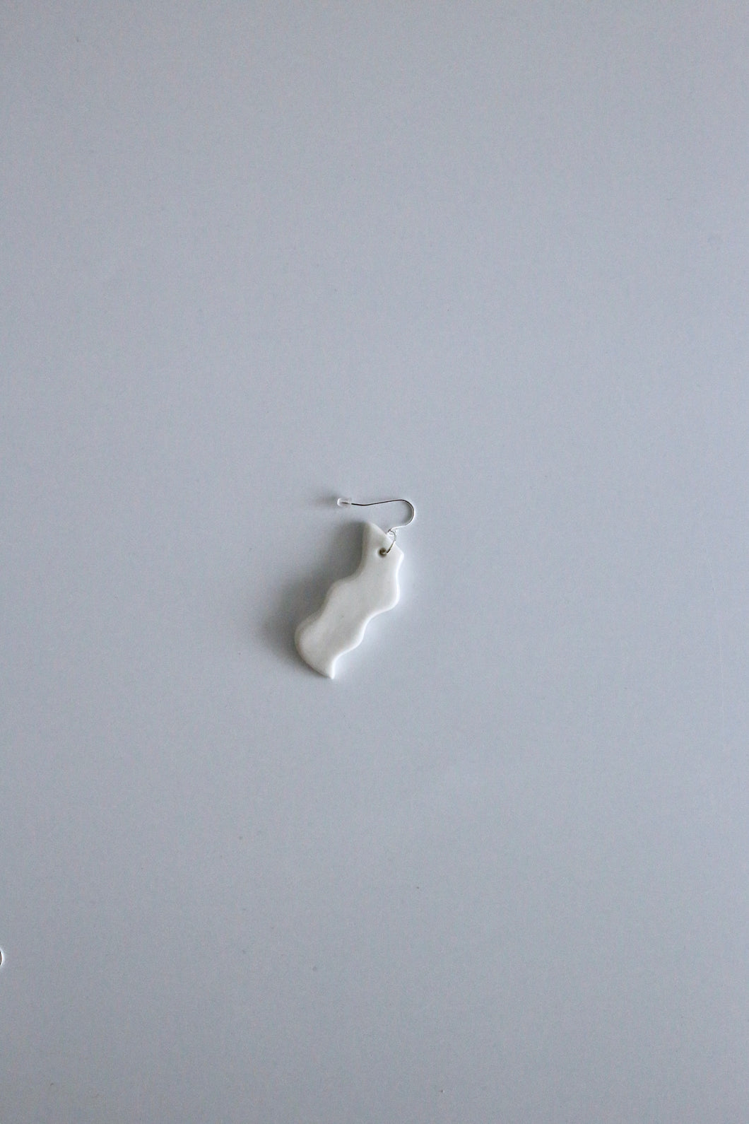 【ARC objects】porcelain Squiggke Earring 片耳ピアス